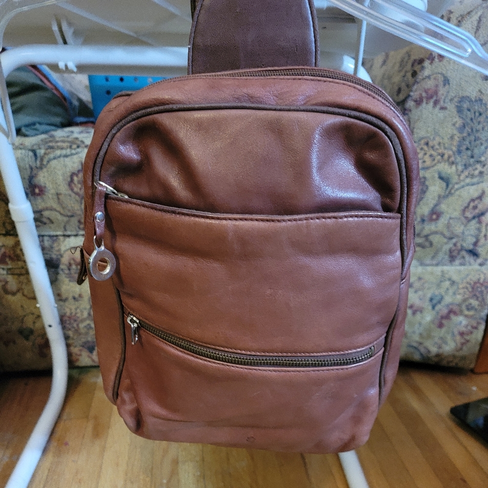 BROWN SLINGBAG W/ LOTS OF ORGANIZATION- MUST SEE
